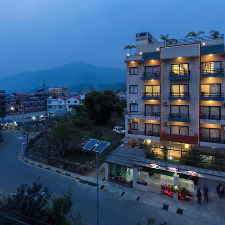 Hotel Queens Park Pokhara Exterior photo