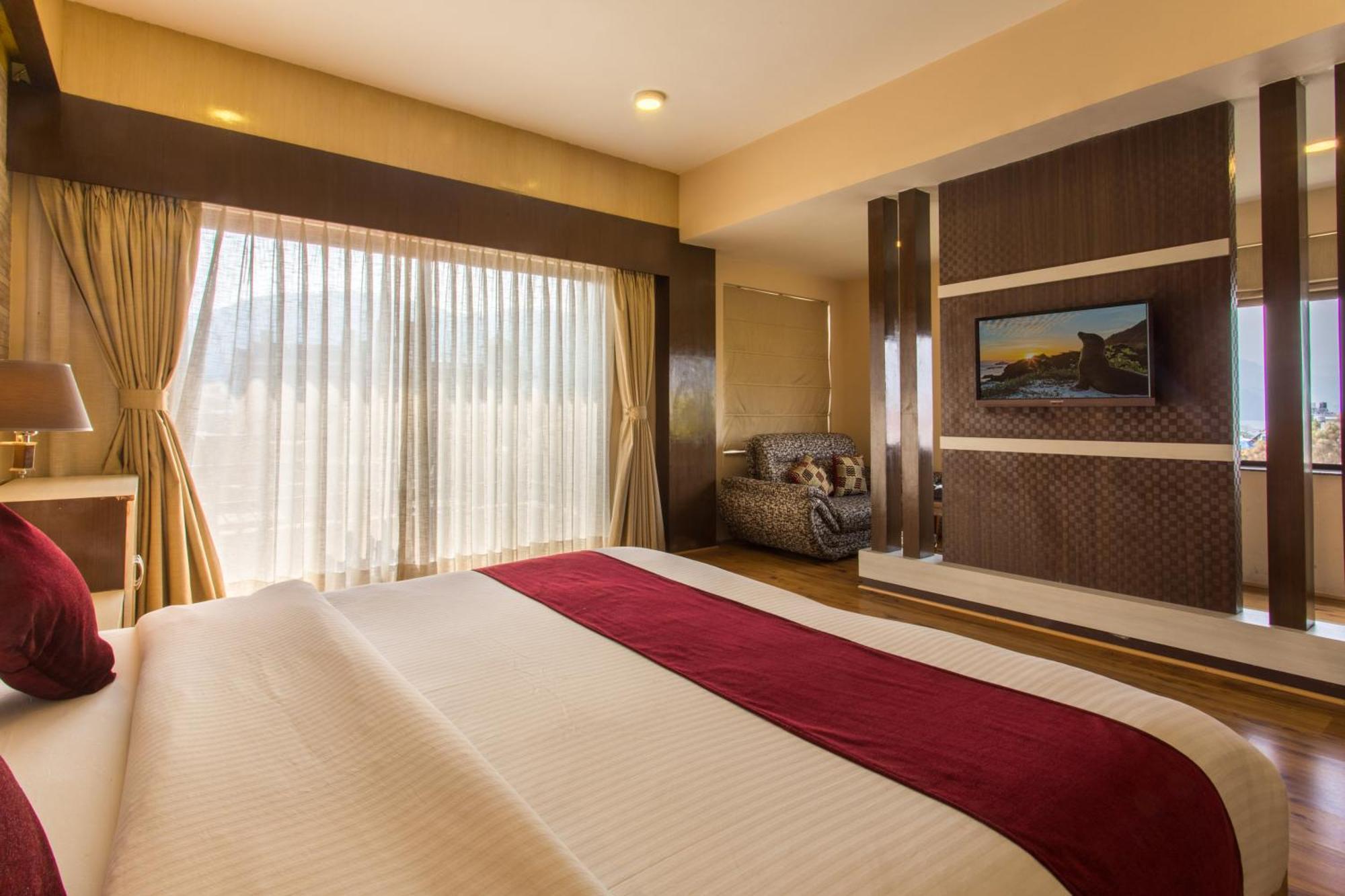 Hotel Queens Park Pokhara Exterior photo