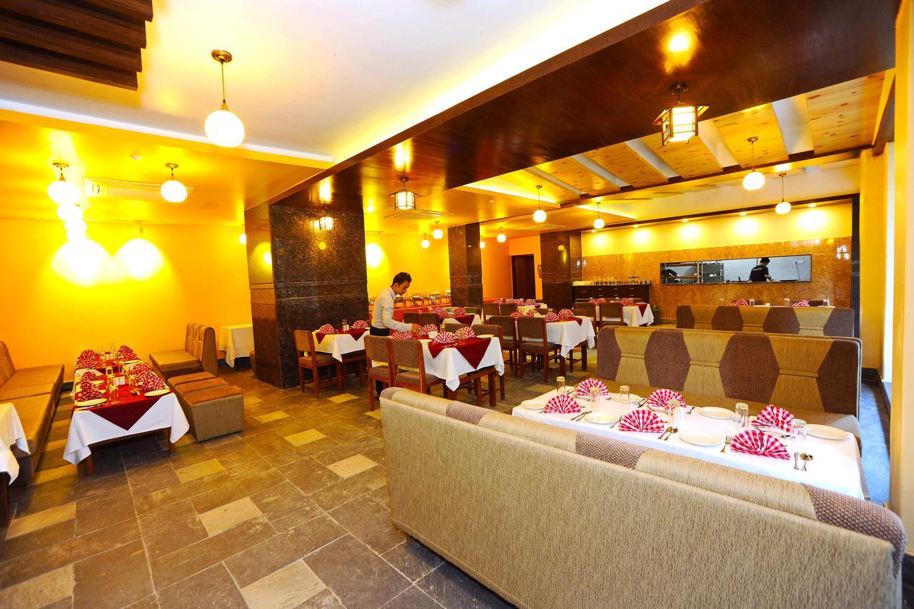 Hotel Queens Park Pokhara Exterior photo