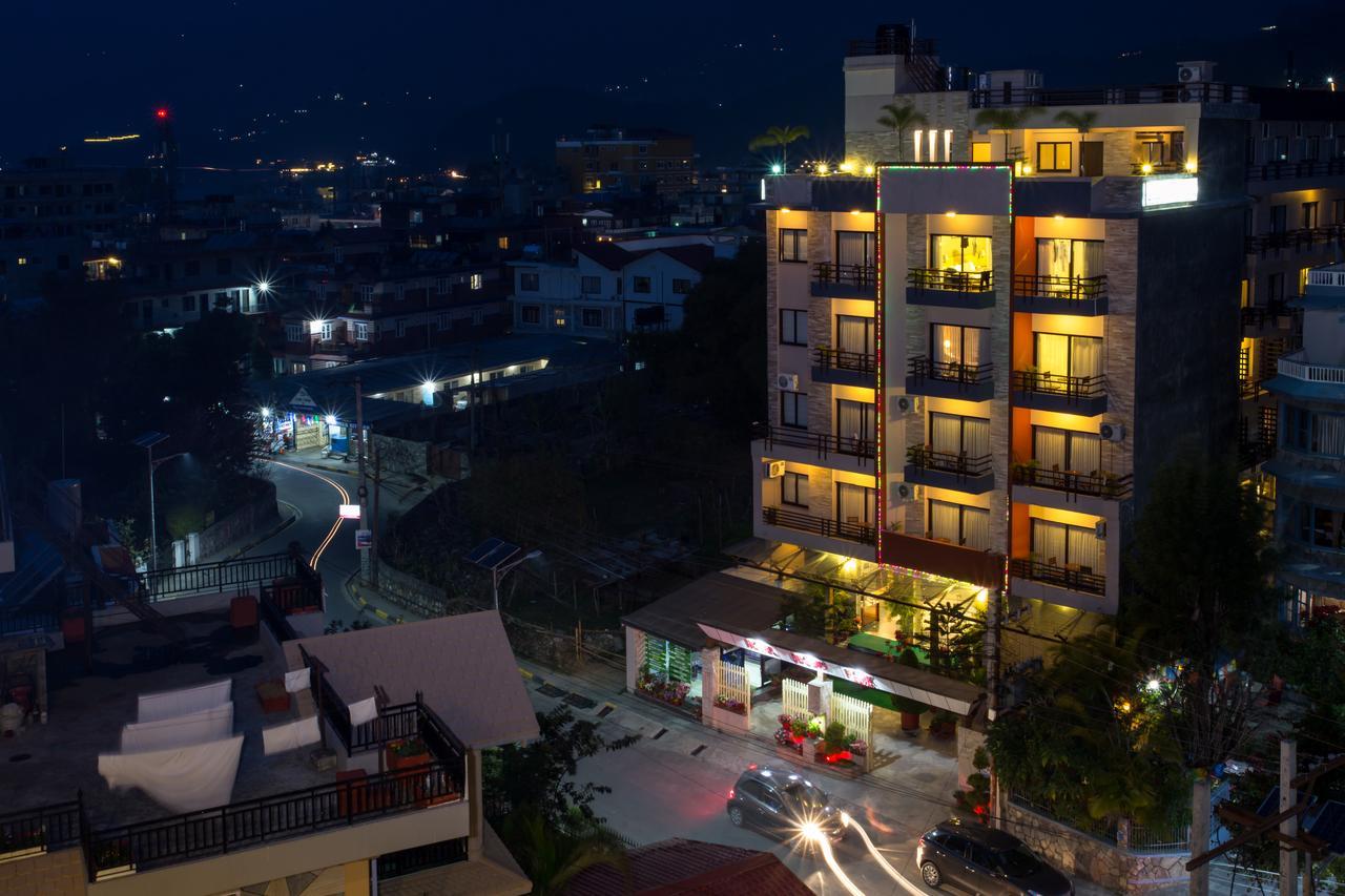 Hotel Queens Park Pokhara Exterior photo