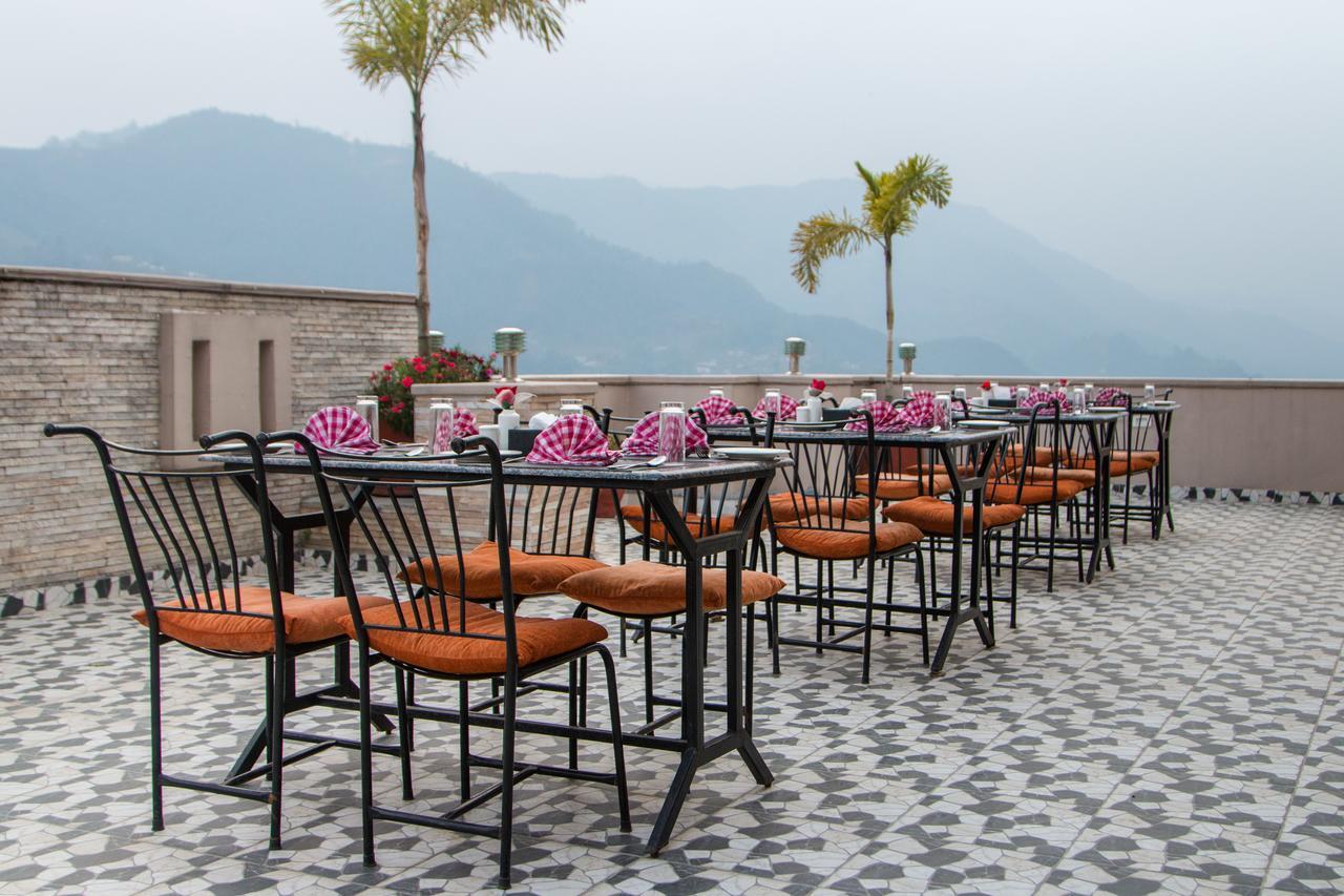 Hotel Queens Park Pokhara Exterior photo