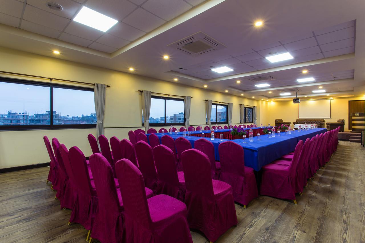 Hotel Queens Park Pokhara Exterior photo