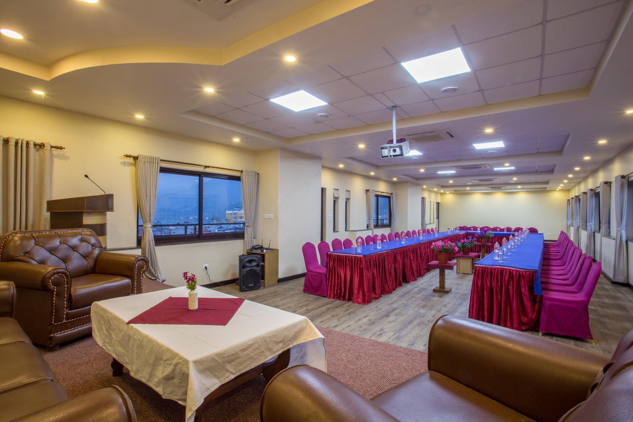Hotel Queens Park Pokhara Exterior photo
