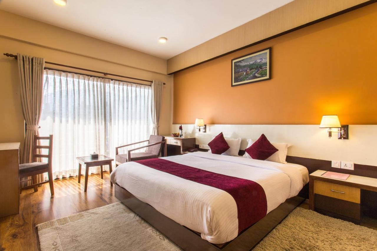 Hotel Queens Park Pokhara Exterior photo