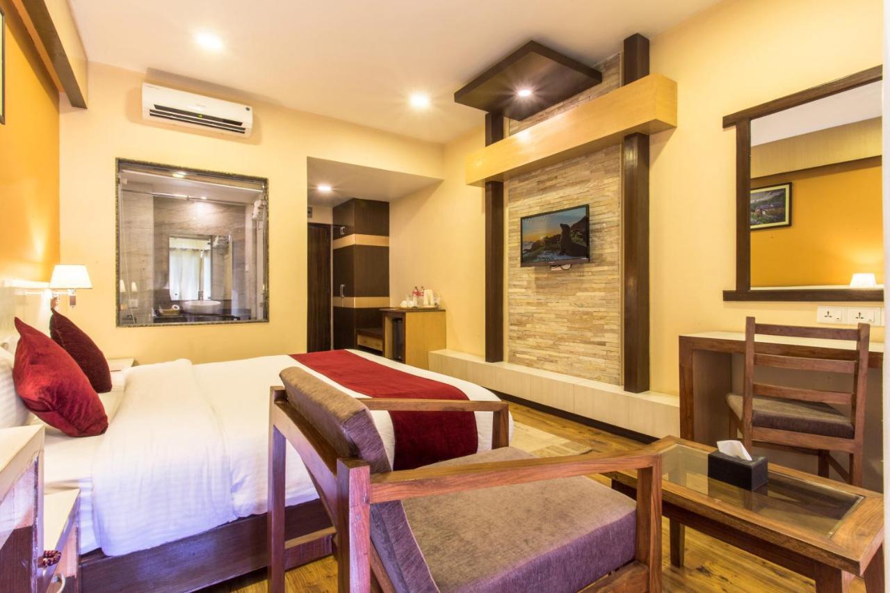 Hotel Queens Park Pokhara Exterior photo