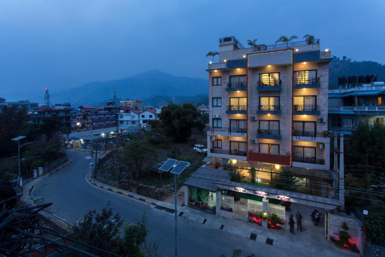 Hotel Queens Park Pokhara Exterior photo