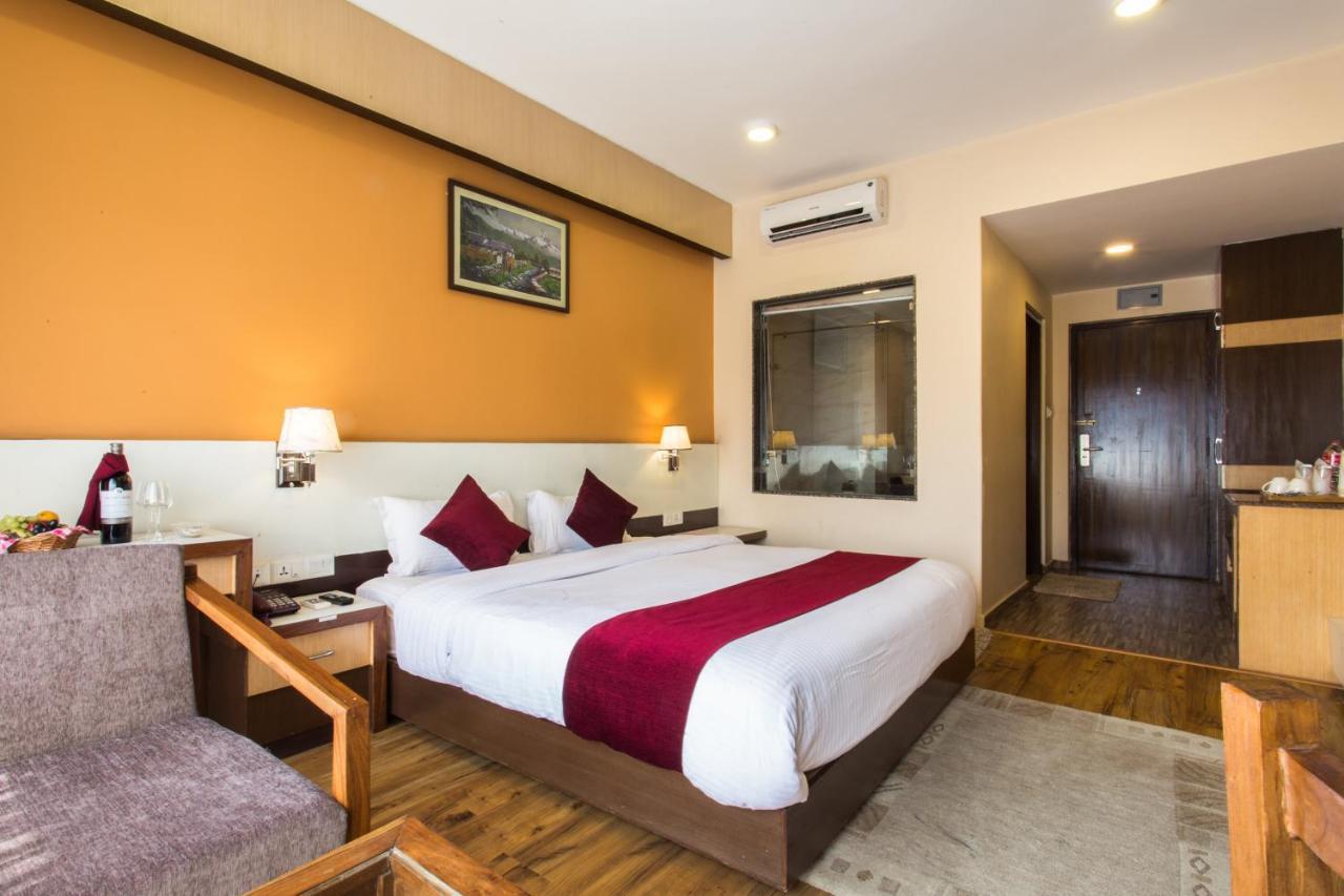 Hotel Queens Park Pokhara Exterior photo