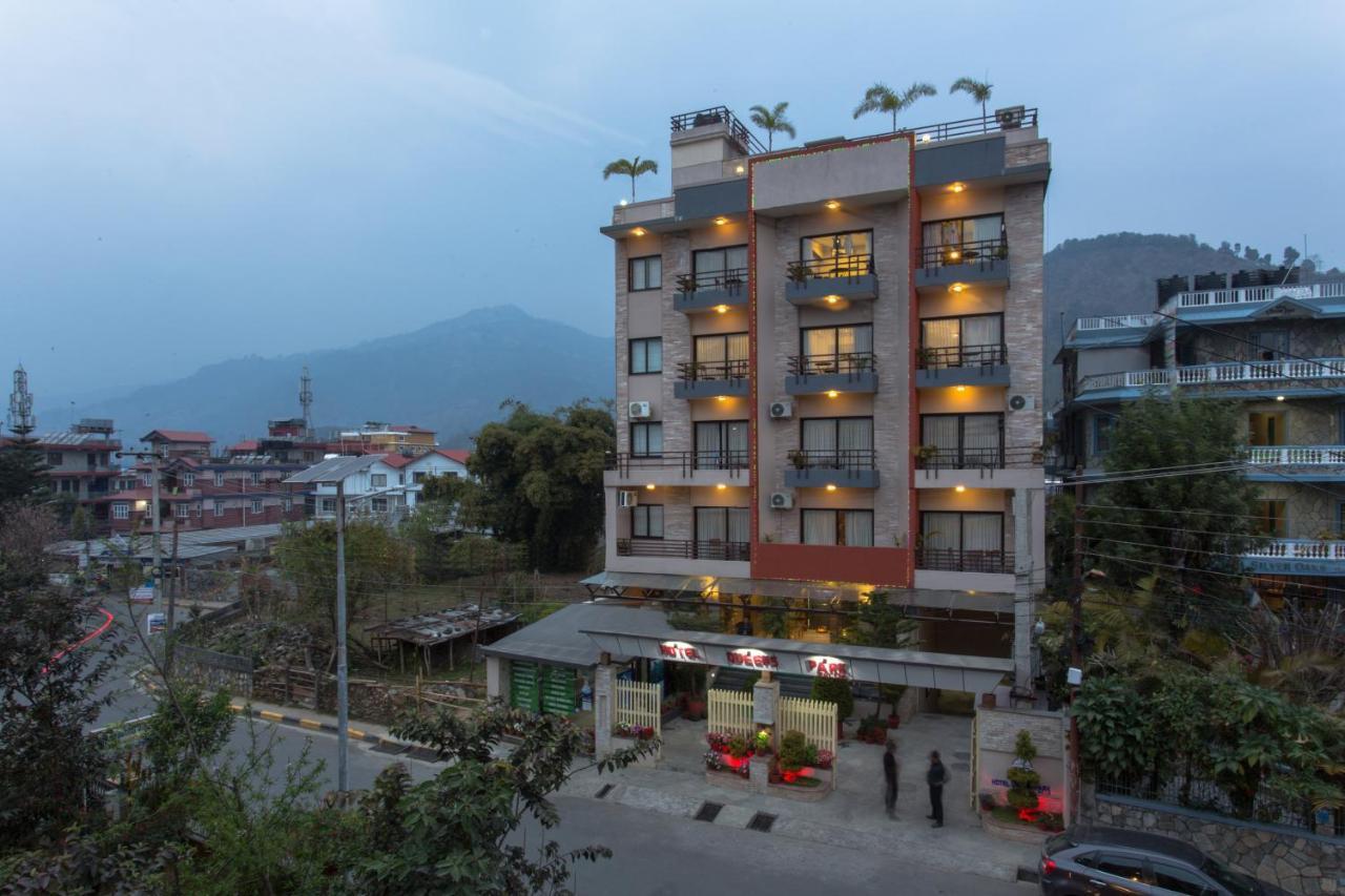 Hotel Queens Park Pokhara Exterior photo