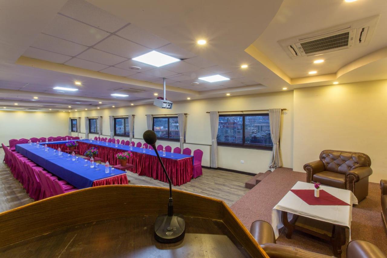 Hotel Queens Park Pokhara Exterior photo