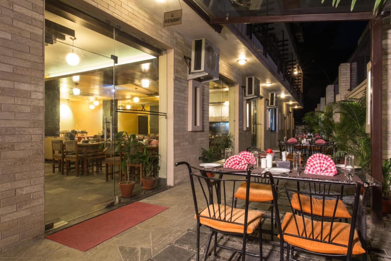 Hotel Queens Park Pokhara Exterior photo