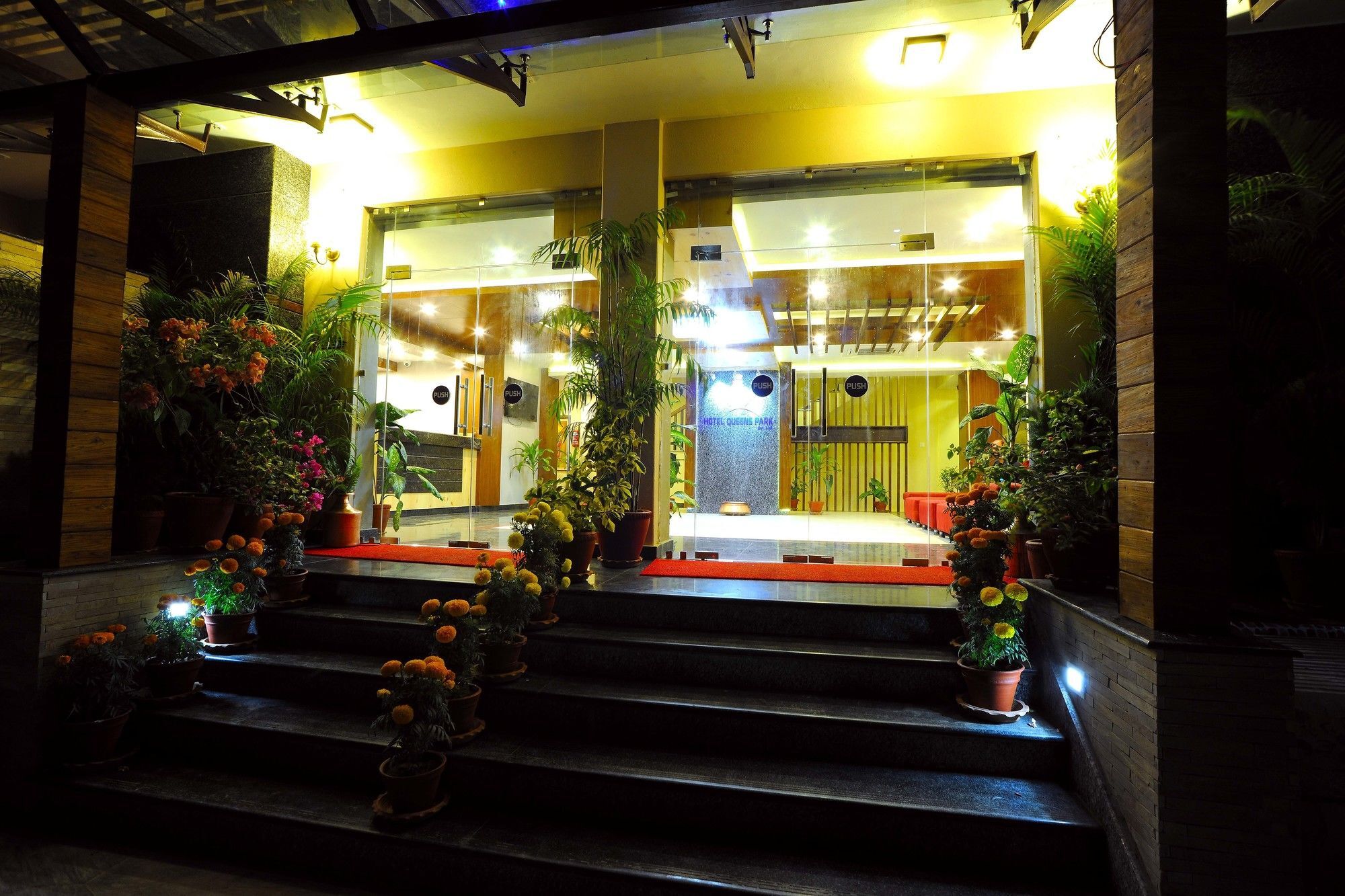 Hotel Queens Park Pokhara Exterior photo