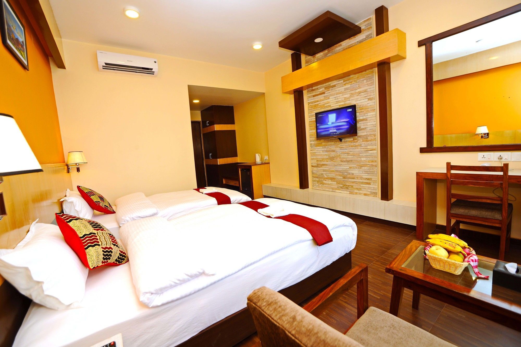 Hotel Queens Park Pokhara Exterior photo
