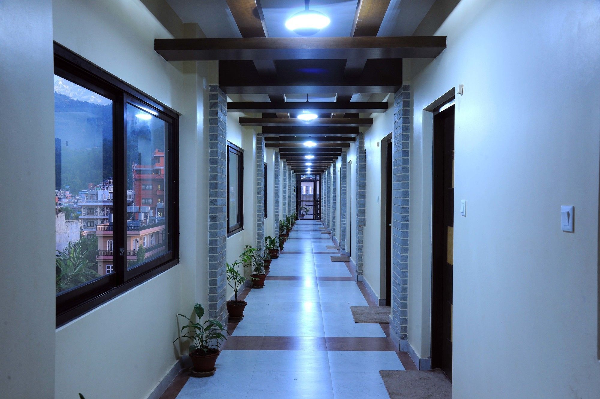 Hotel Queens Park Pokhara Exterior photo