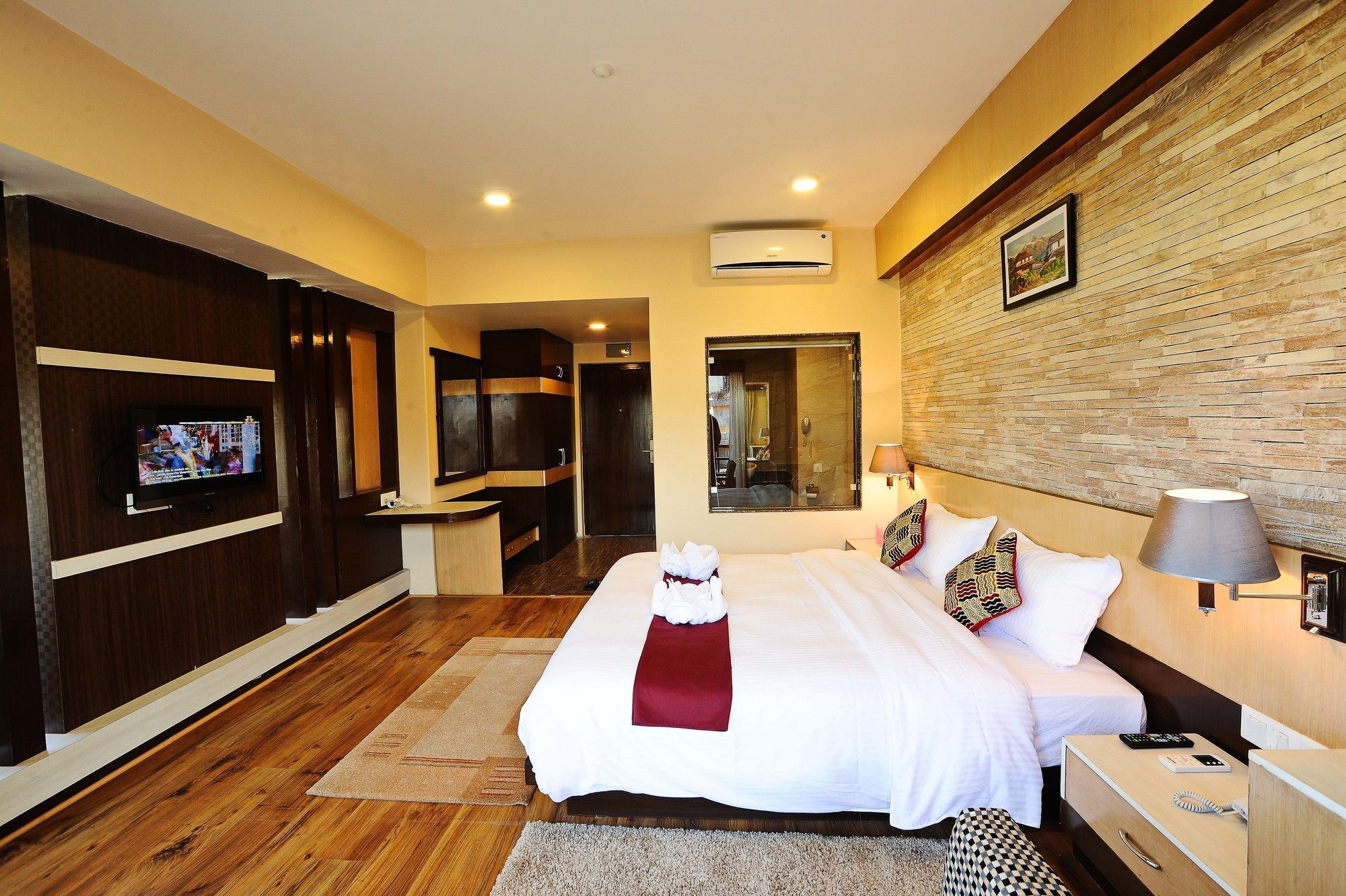 Hotel Queens Park Pokhara Exterior photo