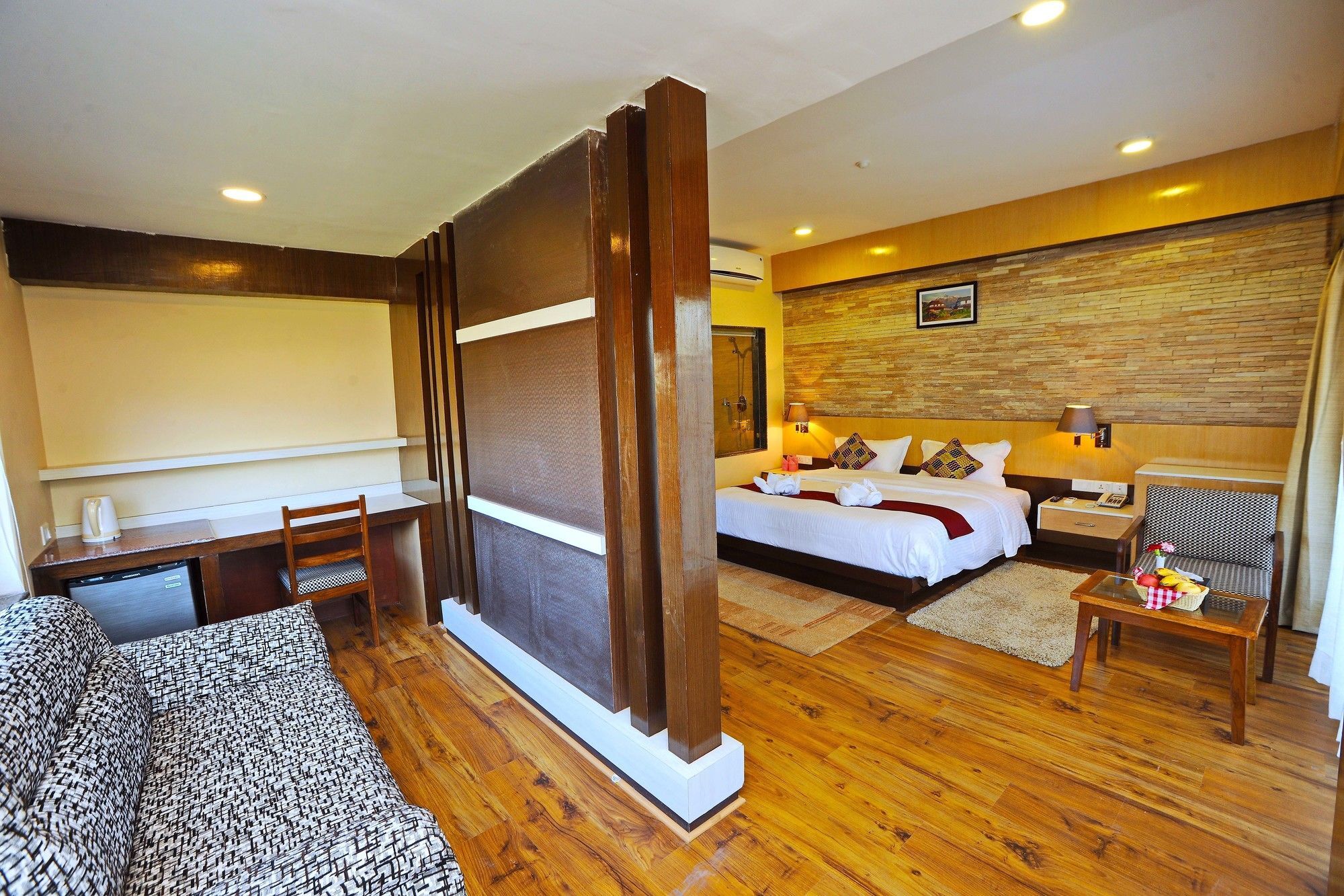 Hotel Queens Park Pokhara Exterior photo