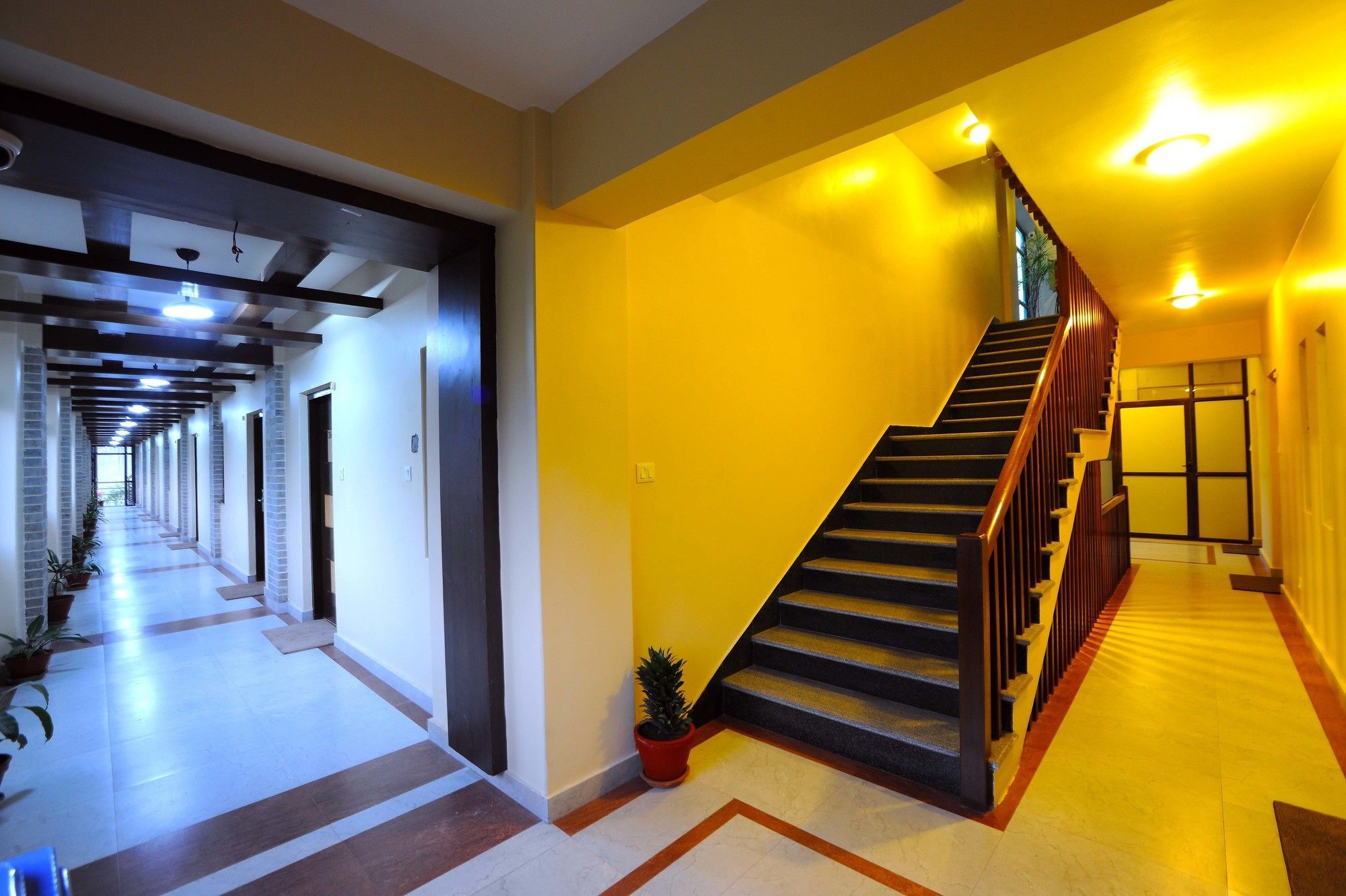 Hotel Queens Park Pokhara Exterior photo