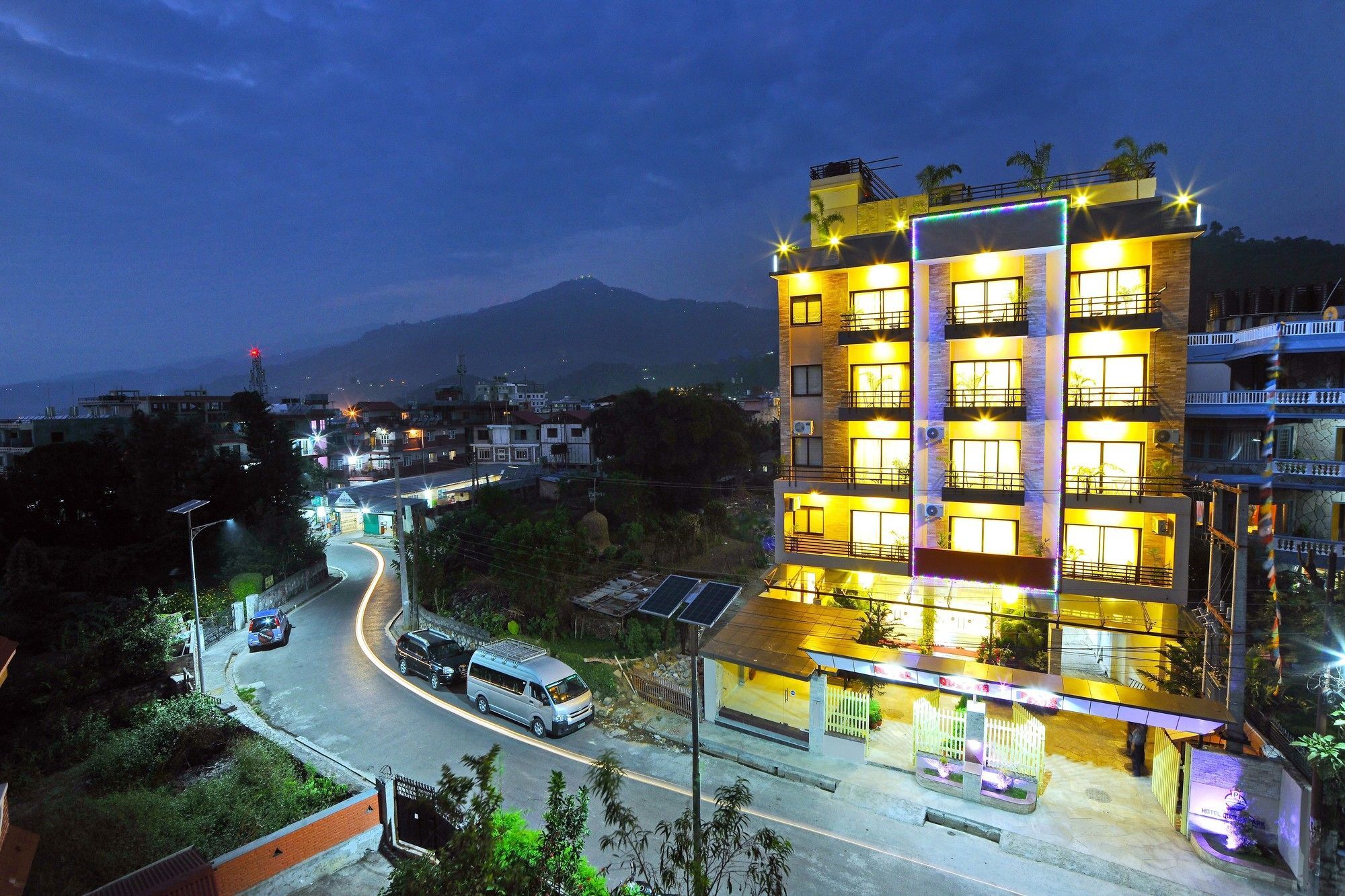 Hotel Queens Park Pokhara Exterior photo