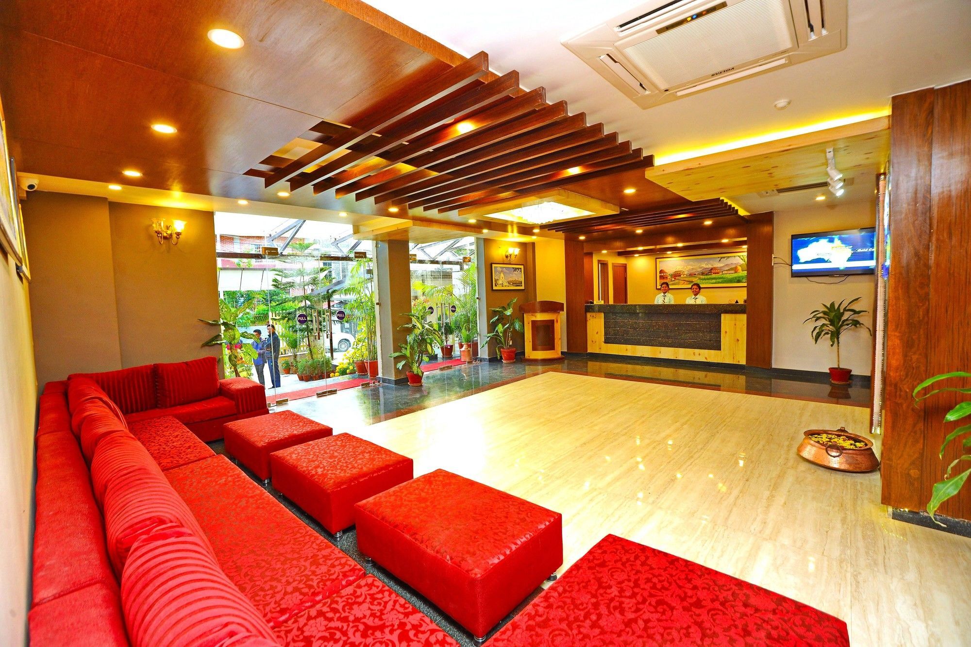 Hotel Queens Park Pokhara Exterior photo