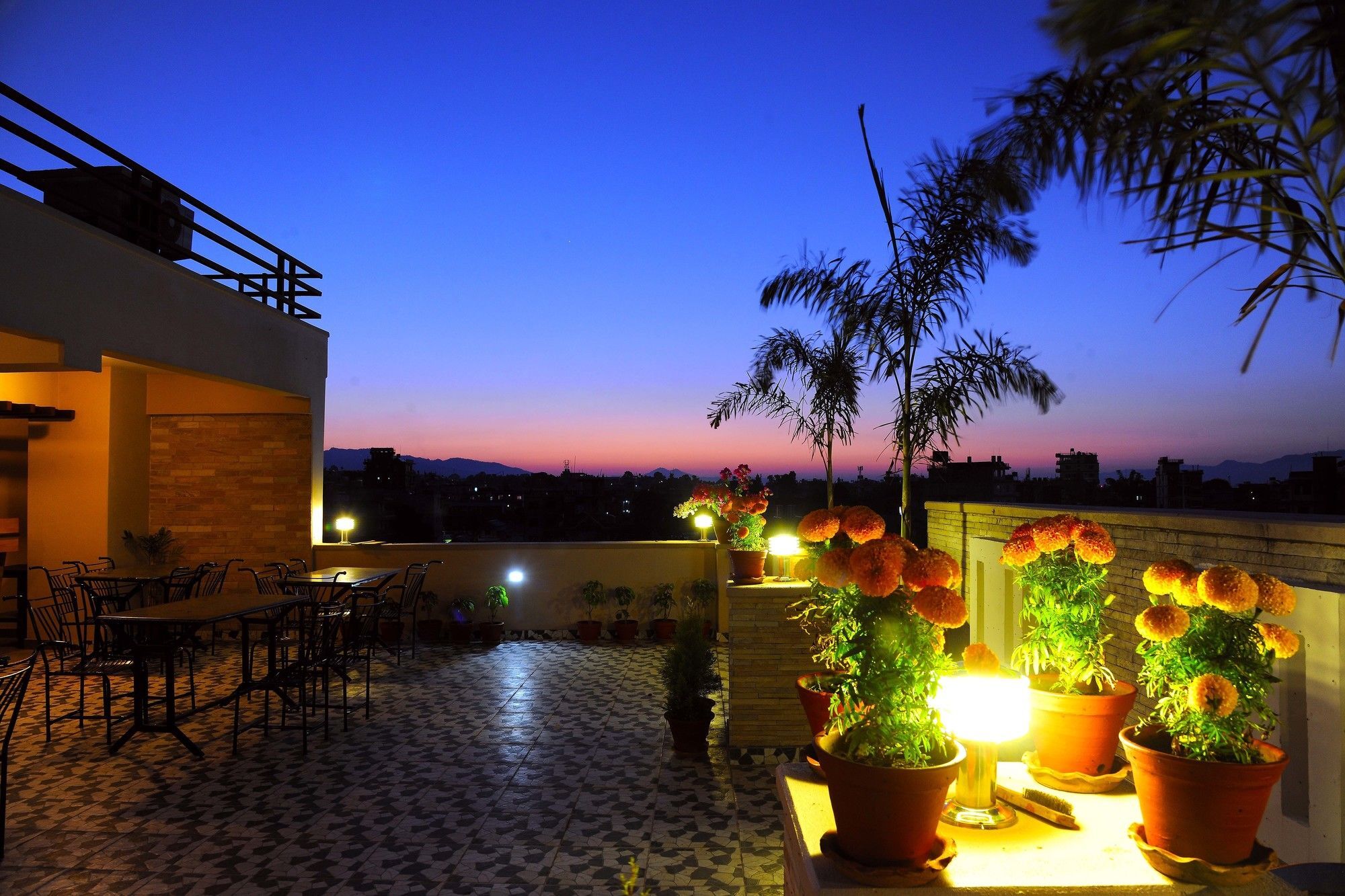 Hotel Queens Park Pokhara Exterior photo