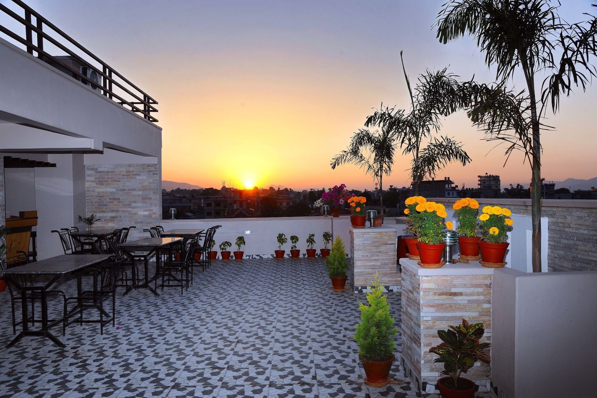 Hotel Queens Park Pokhara Exterior photo